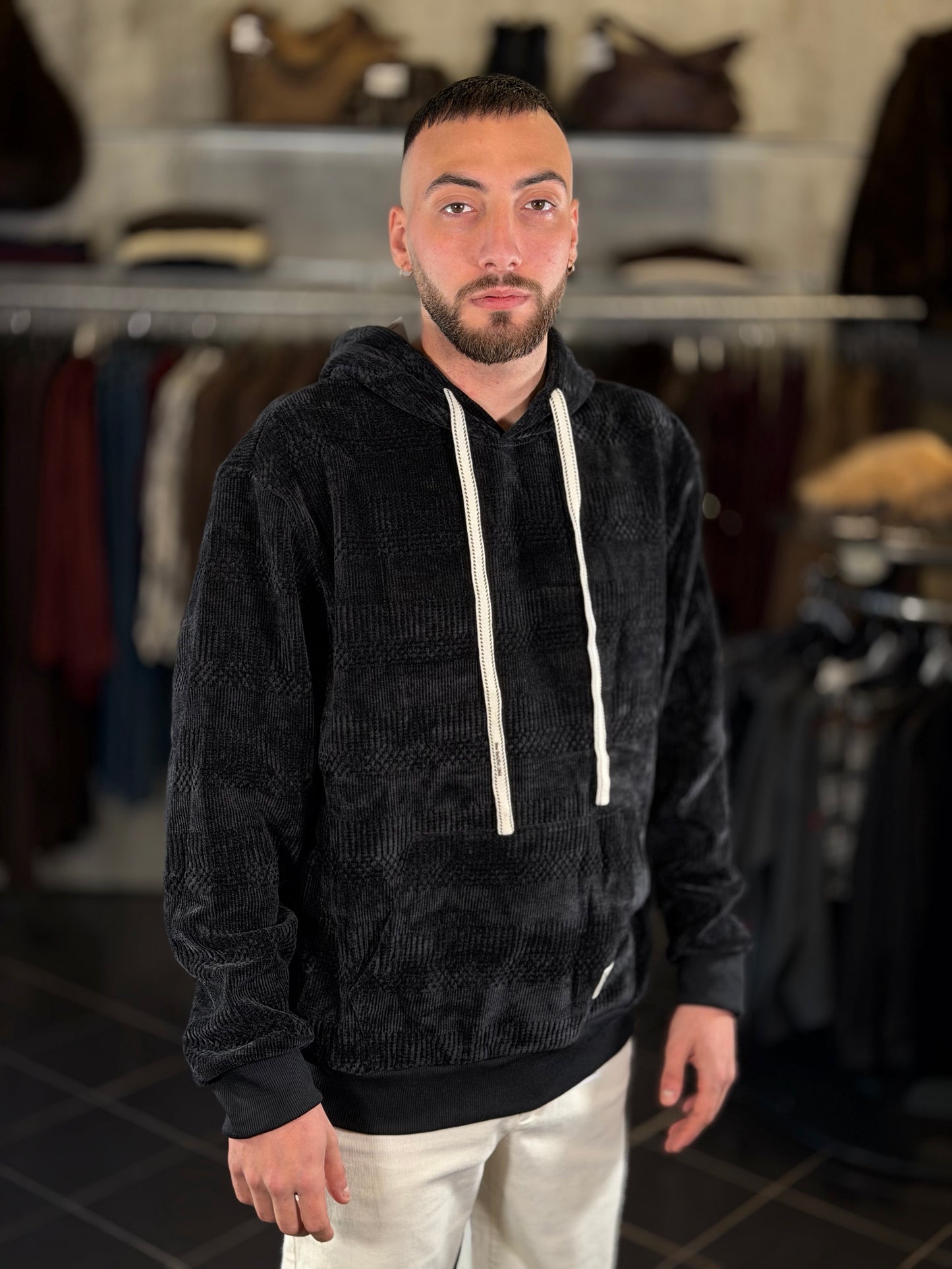 Felpa ciniglia nera con cappuccio 2497