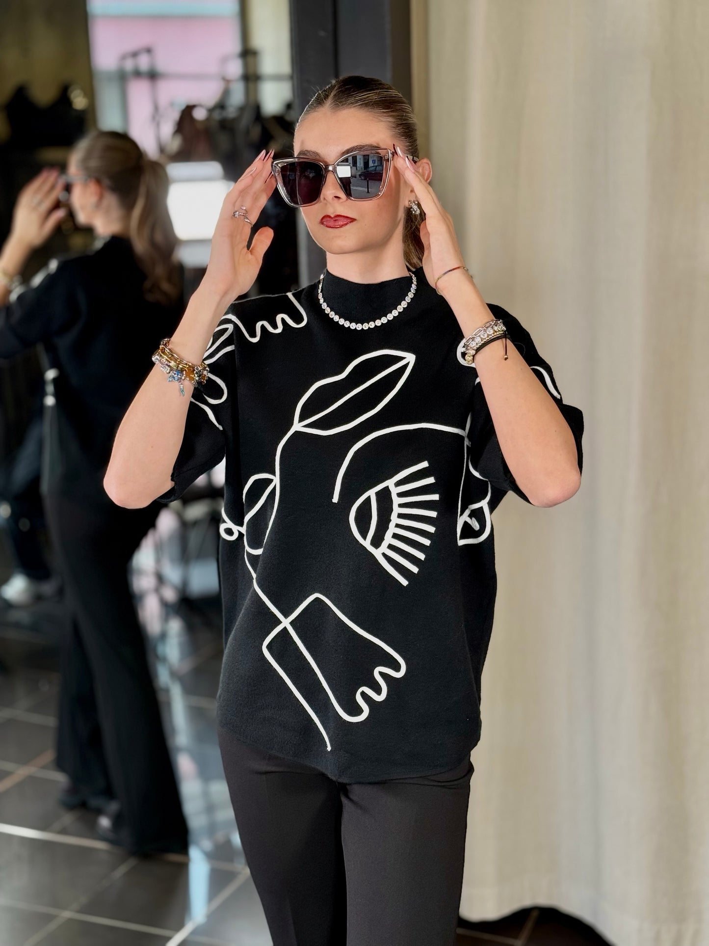 Maglioncino nero a lupetto e maniche a tre quarti con ricamo bianco in taglia unica 2215