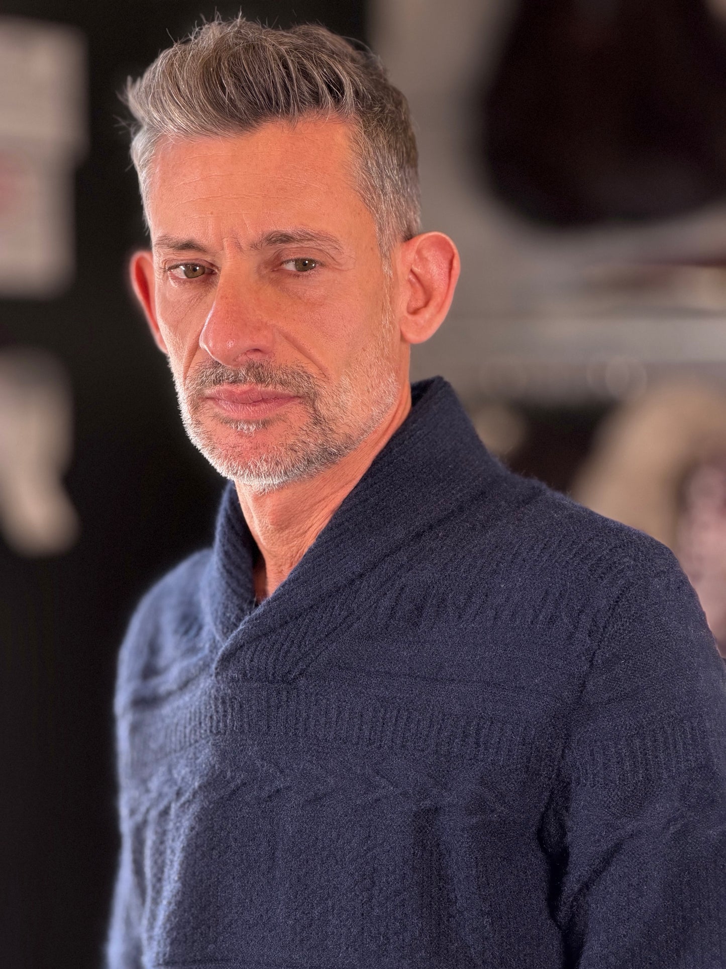 Maglione blu con collo a scialle 2566