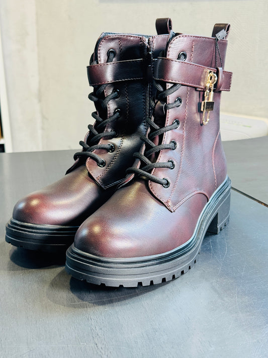 Boots stringato bordeaux con lucchetto oro 2384