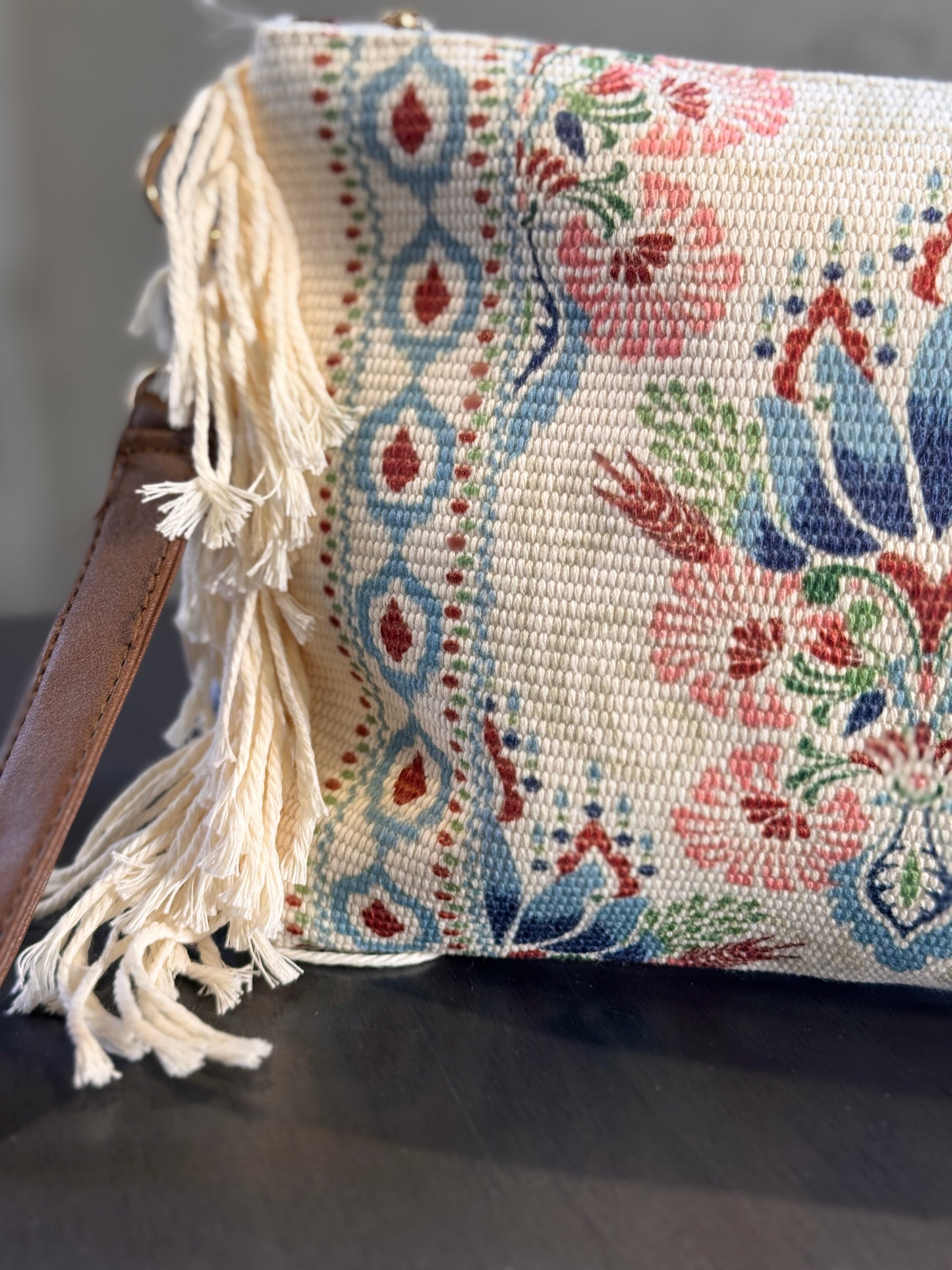 Pochette in tessuto in fantasia con frange tracolla a catena all’interno 2578