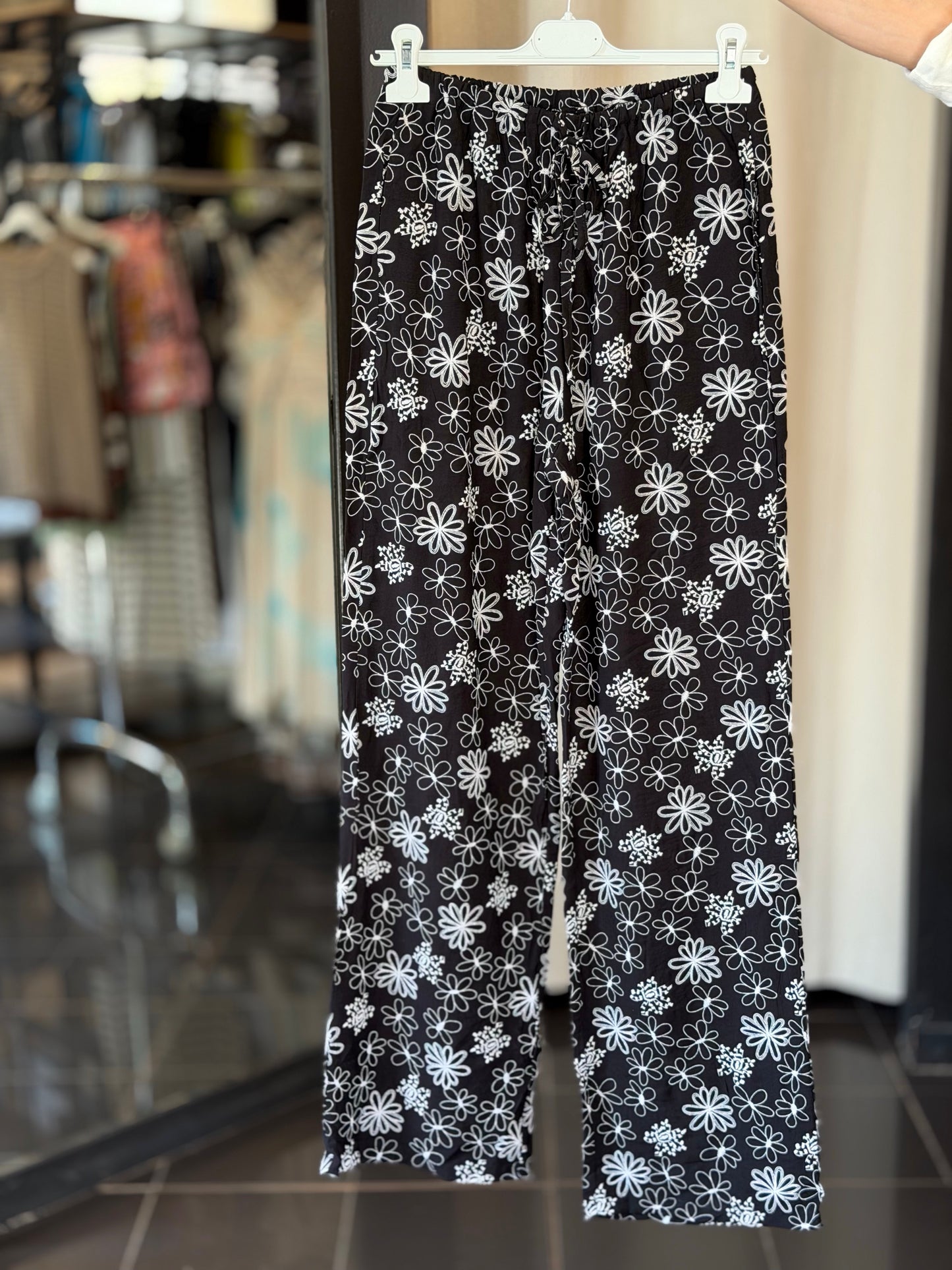Pantalone nero ricamato bianco in taglia unica 2483