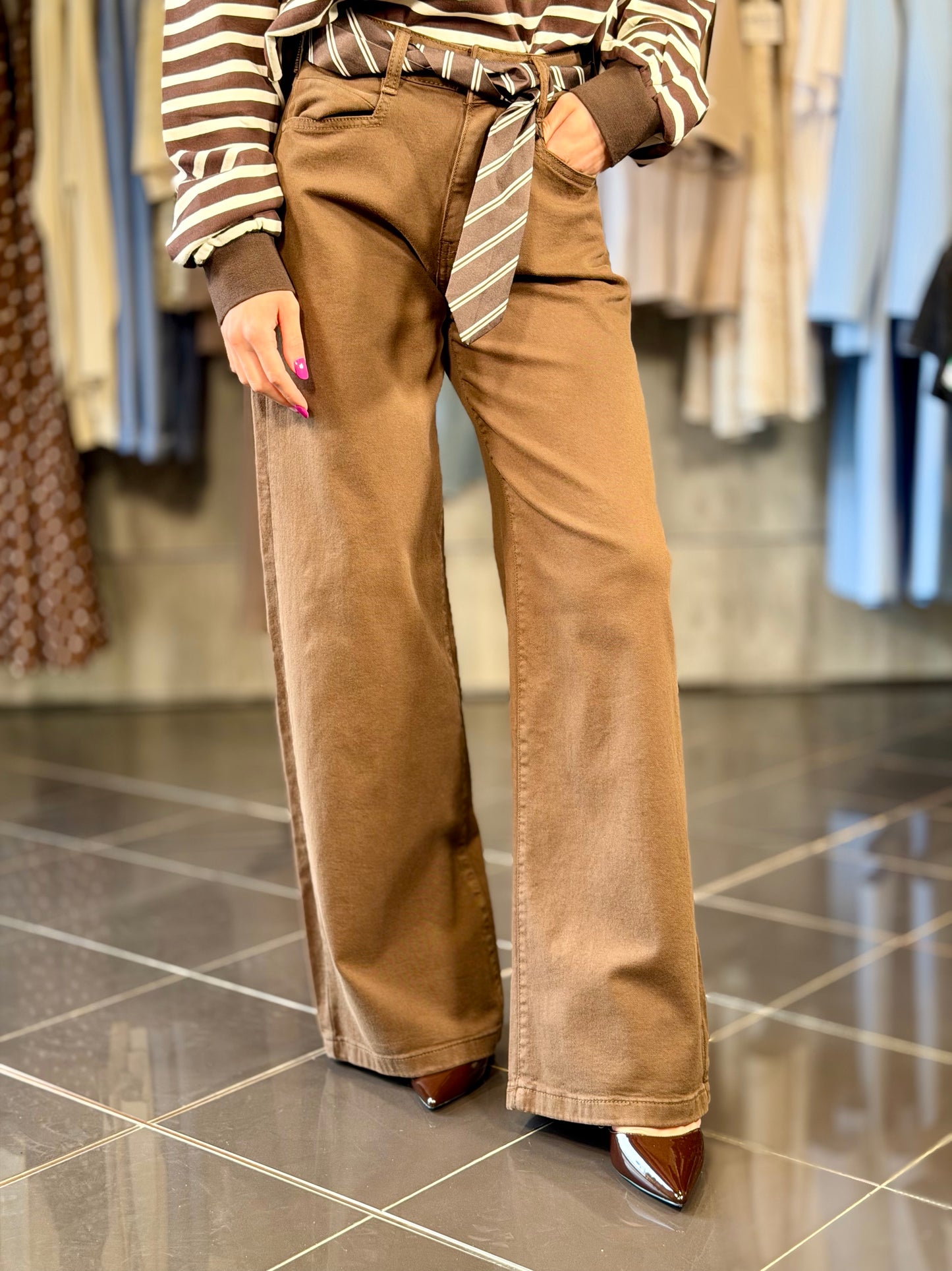 Jeans a palazzo tabacco con cravatta 2060