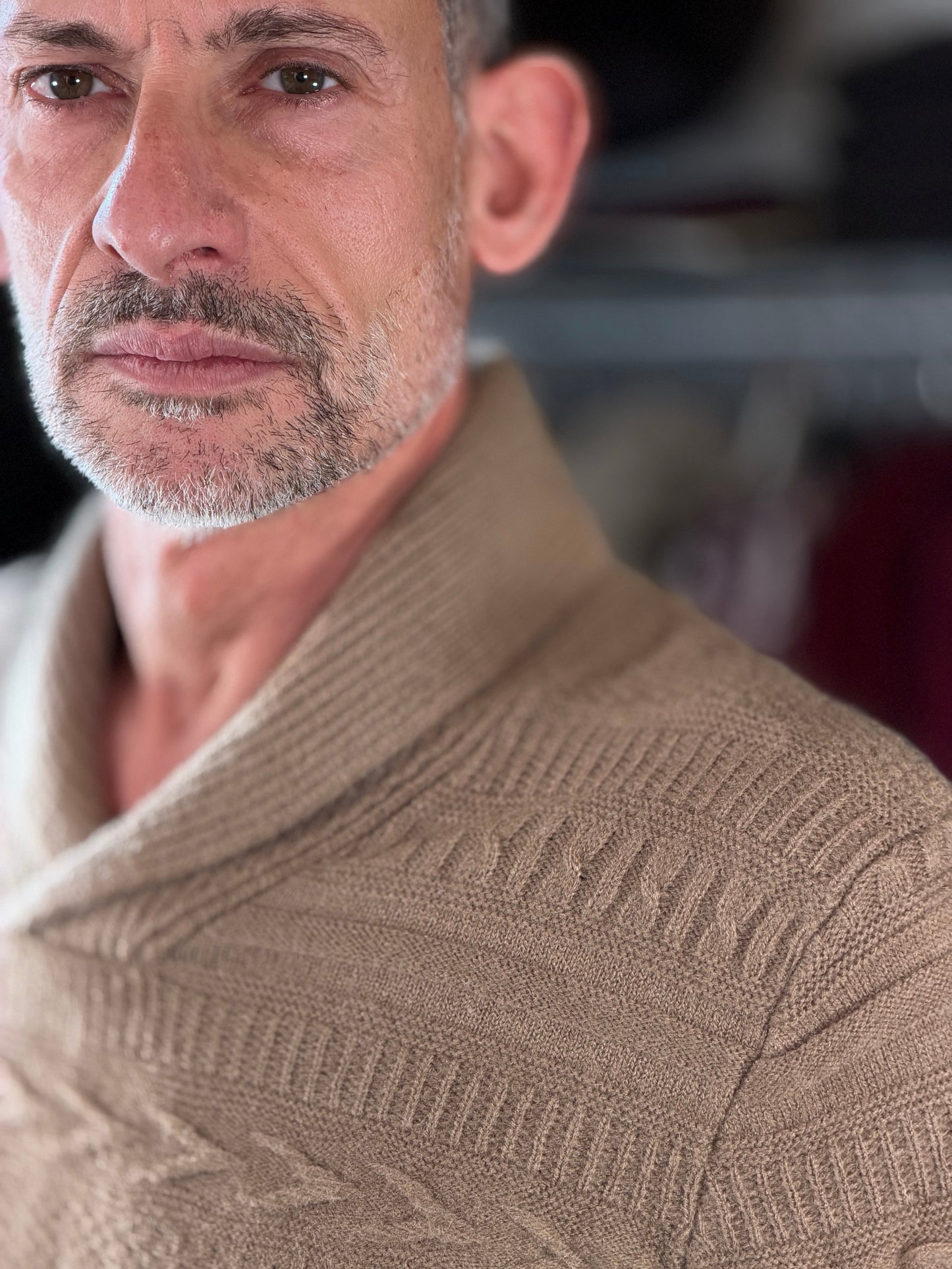 Maglione beige con collo a scialle 2567