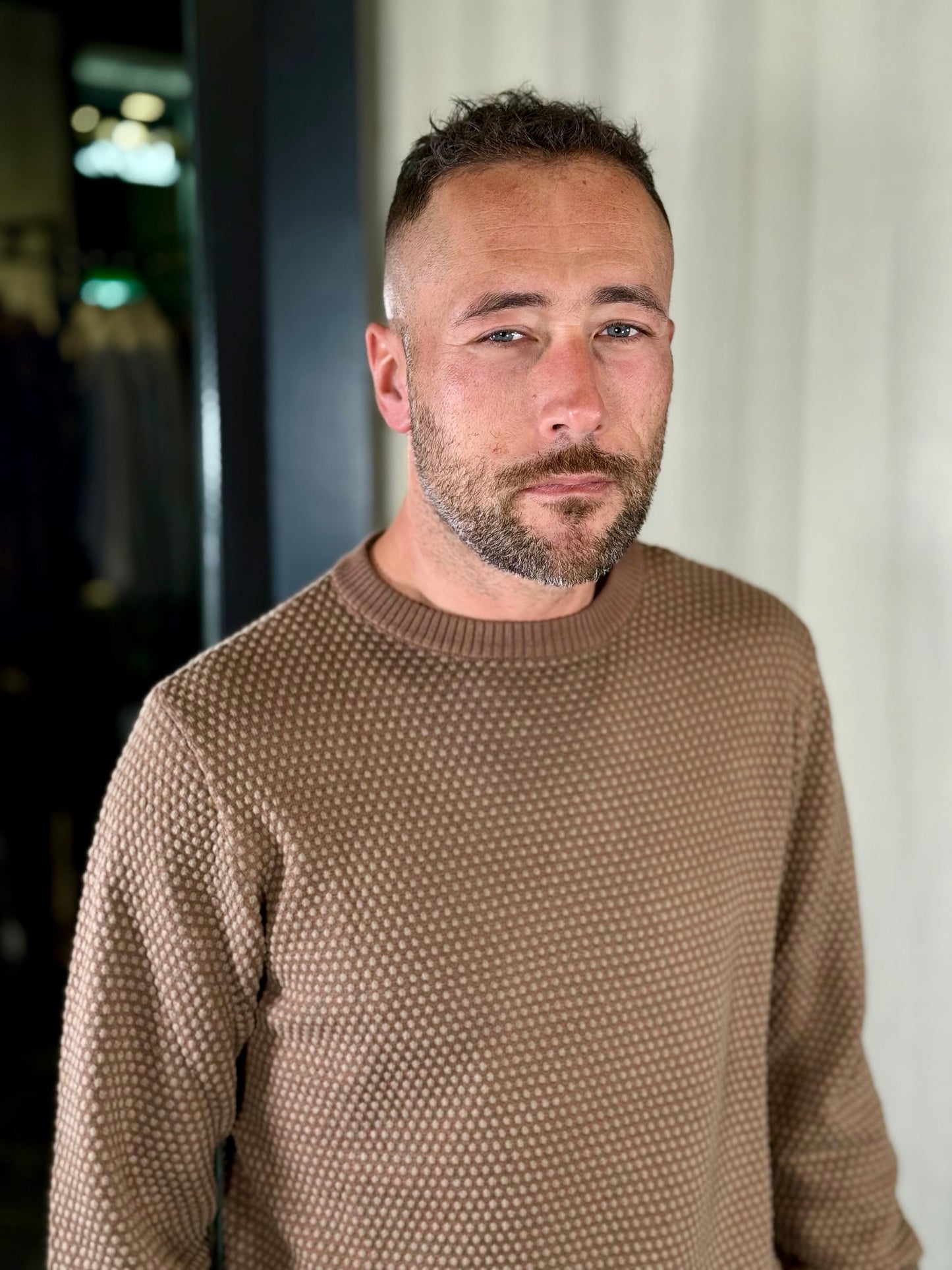 Maglioncino girocollo con pois in tono su tono marrone 2351