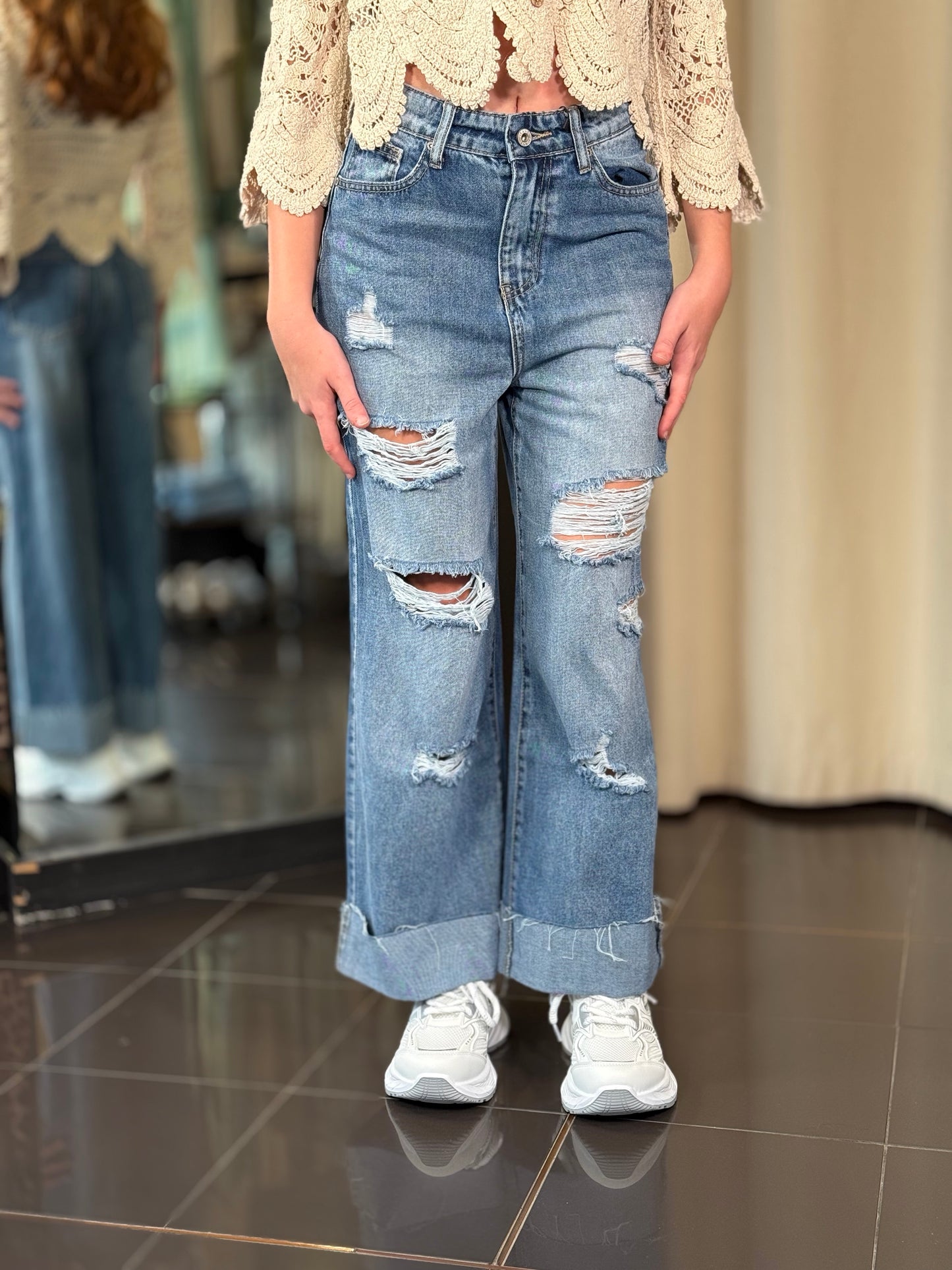 Jeans gamba larga con strappi e risvolto 361