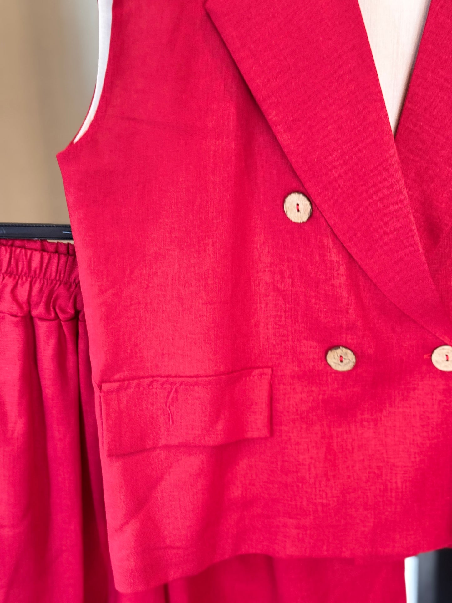 Completo (gilet doppiopetto + bermuda) rosso in taglia unica 2924