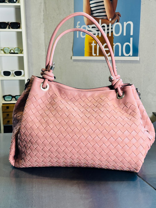 Borsa a spalla intrecciata rosa con tracolla all’interno 2371