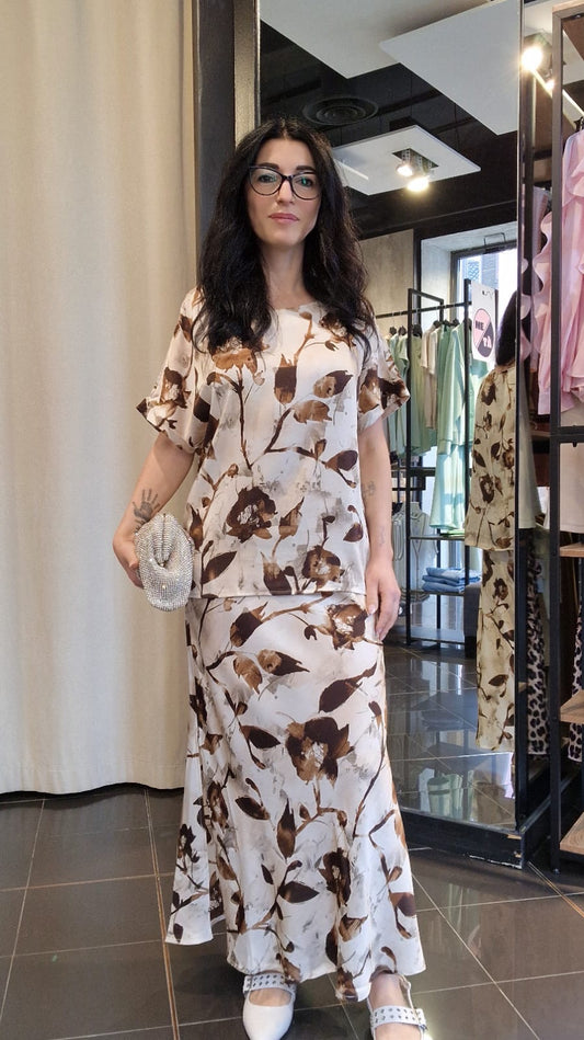 Blusa oversize satinata con stampa fiore marrone 416