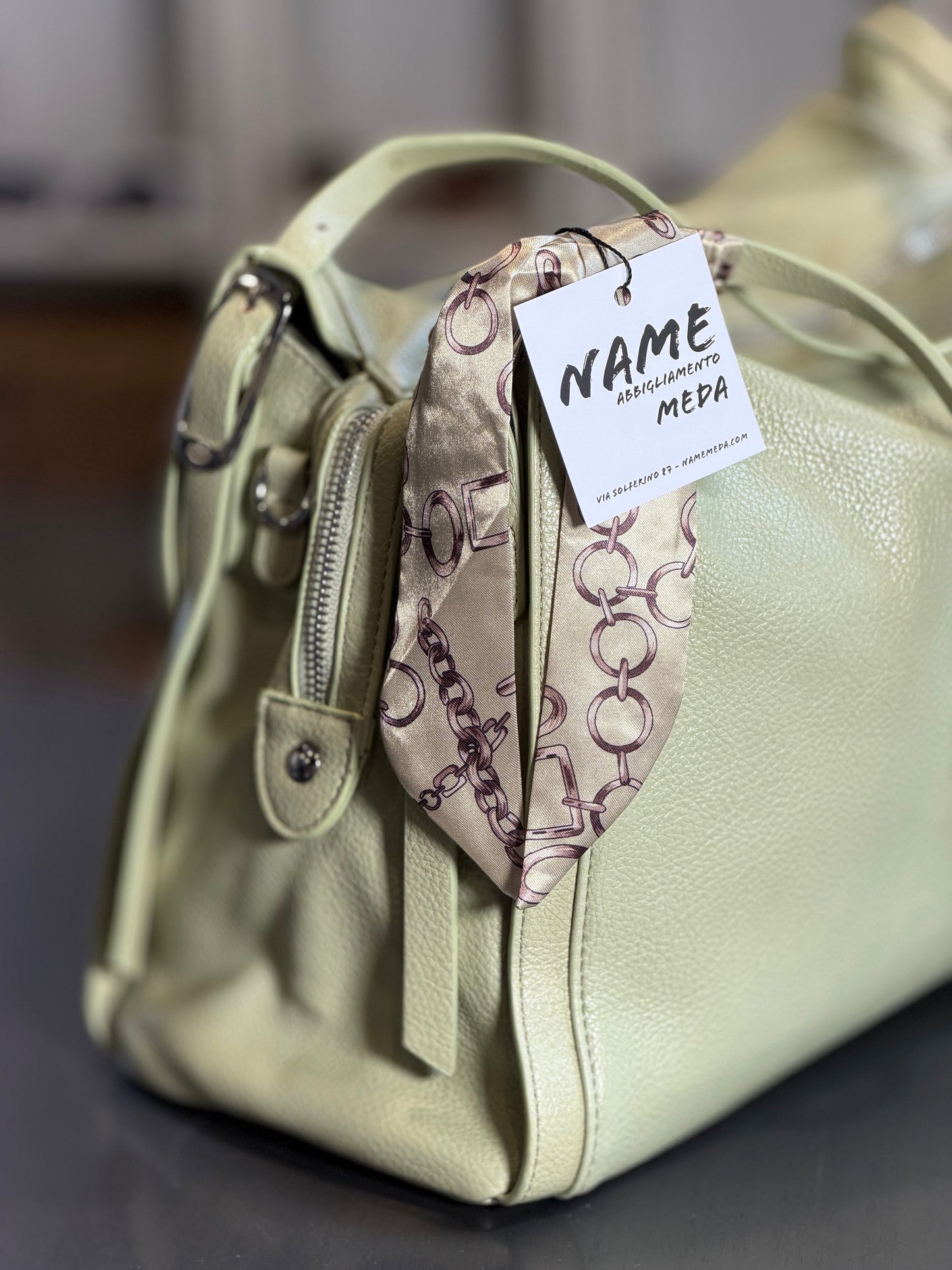 Borsa verde con foulard e tracolla all’interno 2085