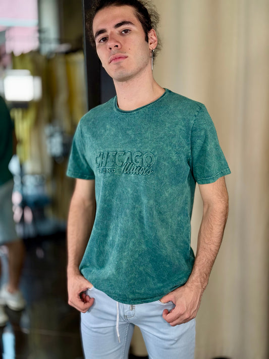 T-shirt verde bottiglia con scritta tono su tono 523