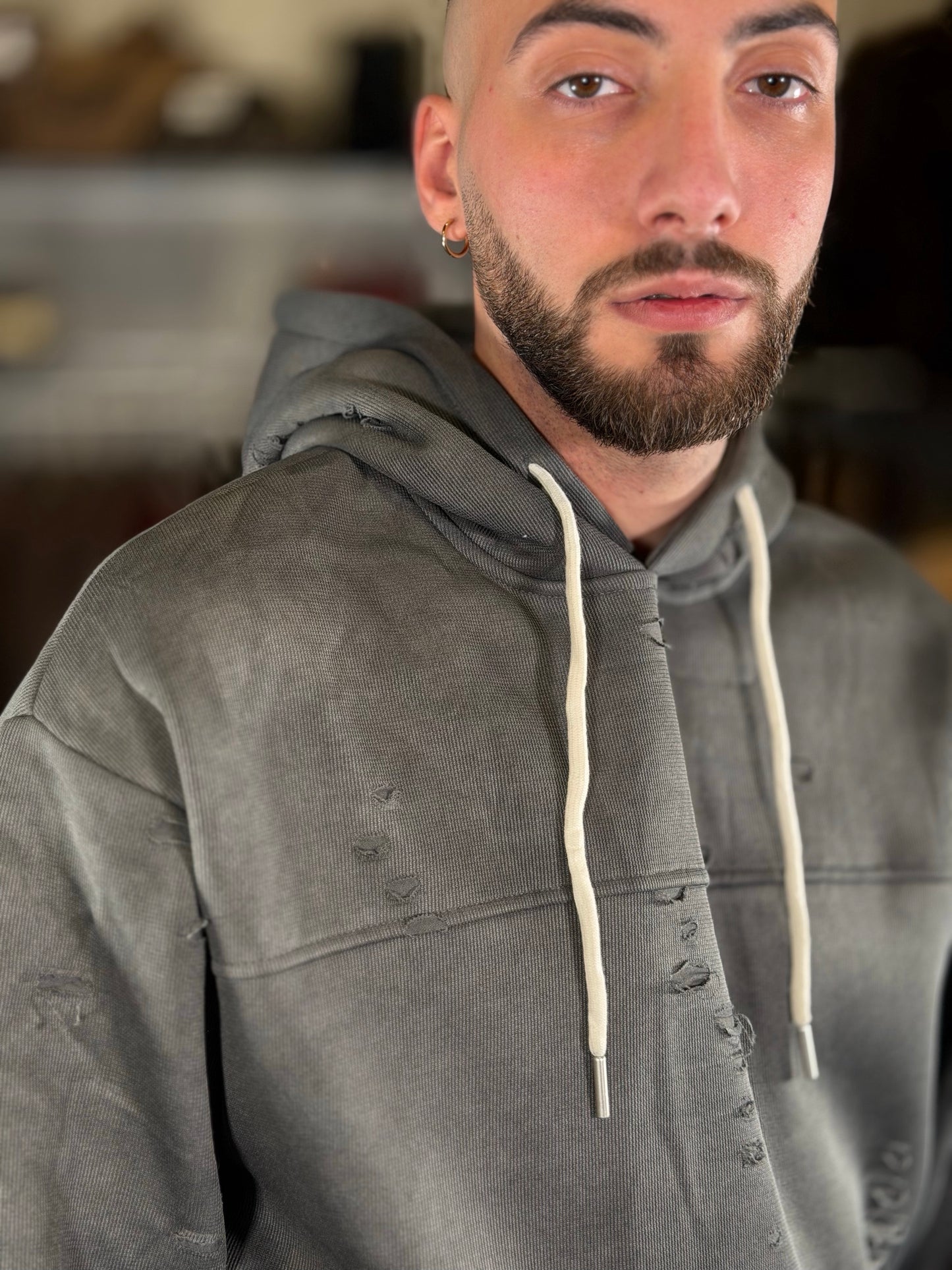 Felpa grigia con cappuccio e strappi 2520