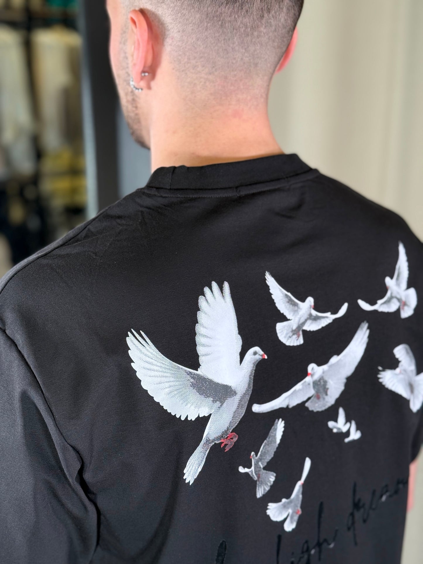 T-shirt nera con scritta ricamata e stampa sul retro 396