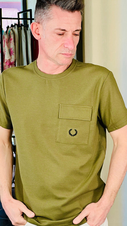 T-shirt oversize verde militare con taschino 498