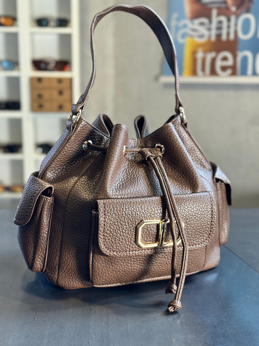 Secchiello multi tasca marrone in similpelle con tracolla all’interno 2083