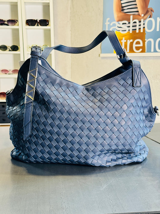 Borsa in similpelle a spalla intrecciata blu con tracolla all’interno 2369
