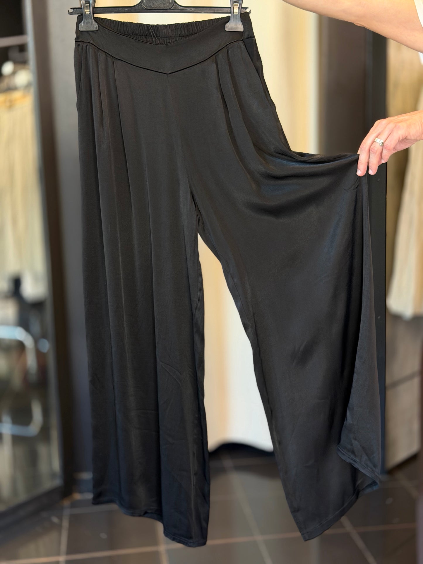 Pantalone a palazzo effetto satinato nero in taglia unica 2891