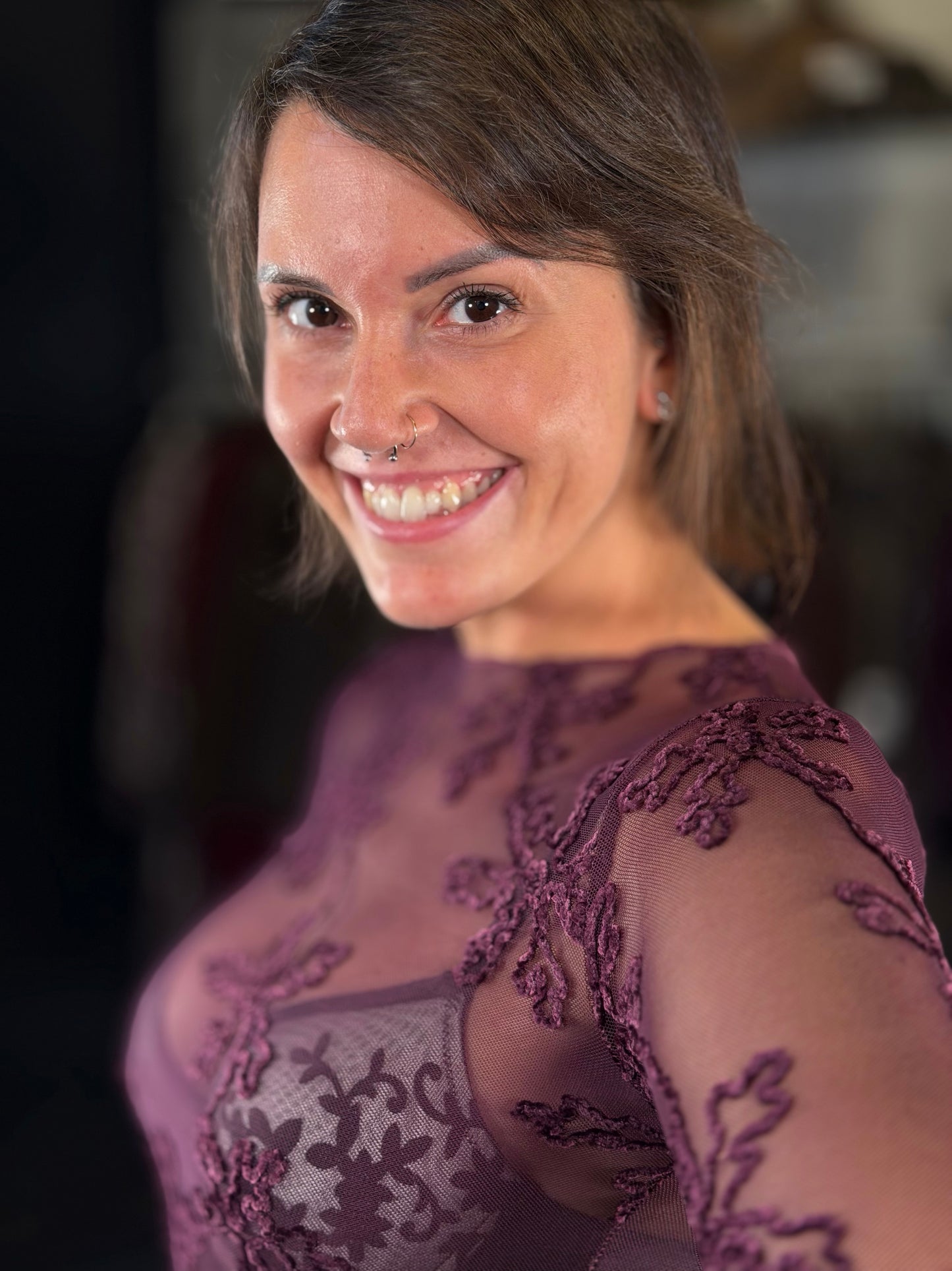 Maglia effetto pizzo Borgogna con ricamo tono su tono in taglia unica 2421