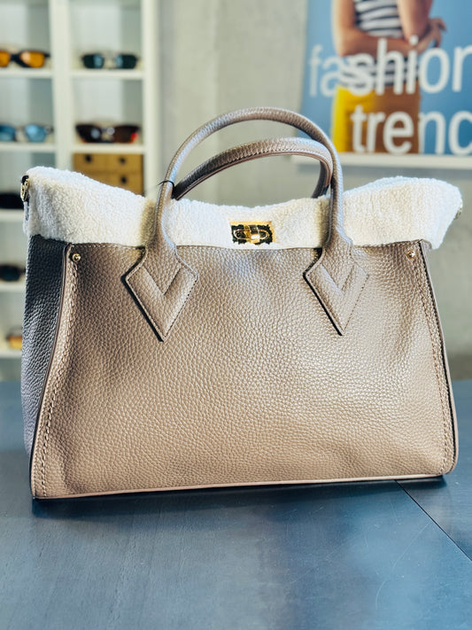 Maxi bag in similpelle fango con inserti in effetto montone e tracolla all’interno 2078