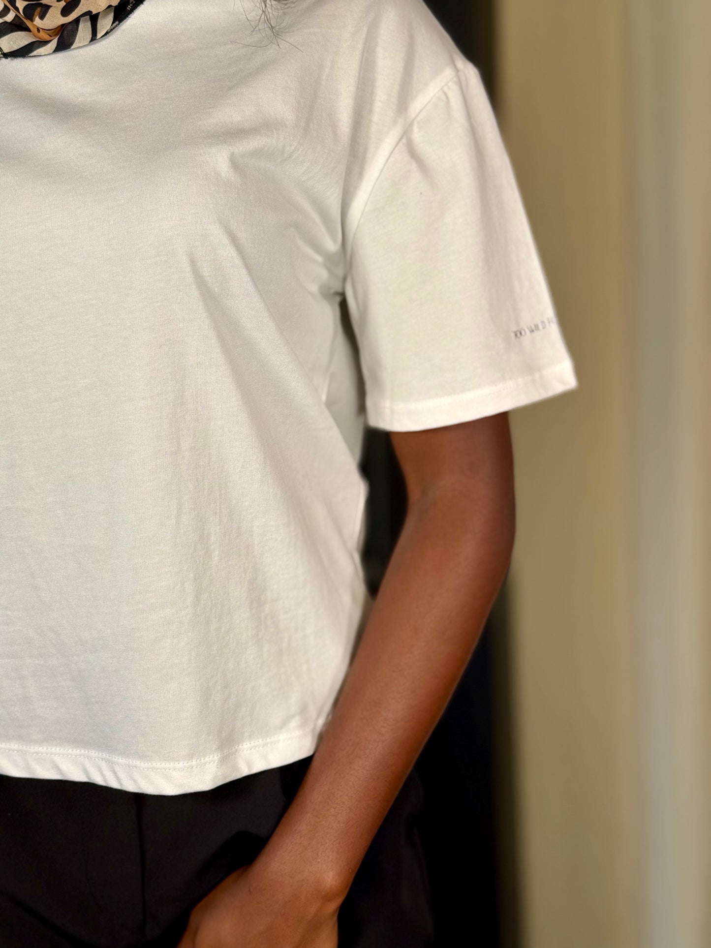 T-shirt oversize bianca con scritta e foulard leopardato in taglia unica 2030