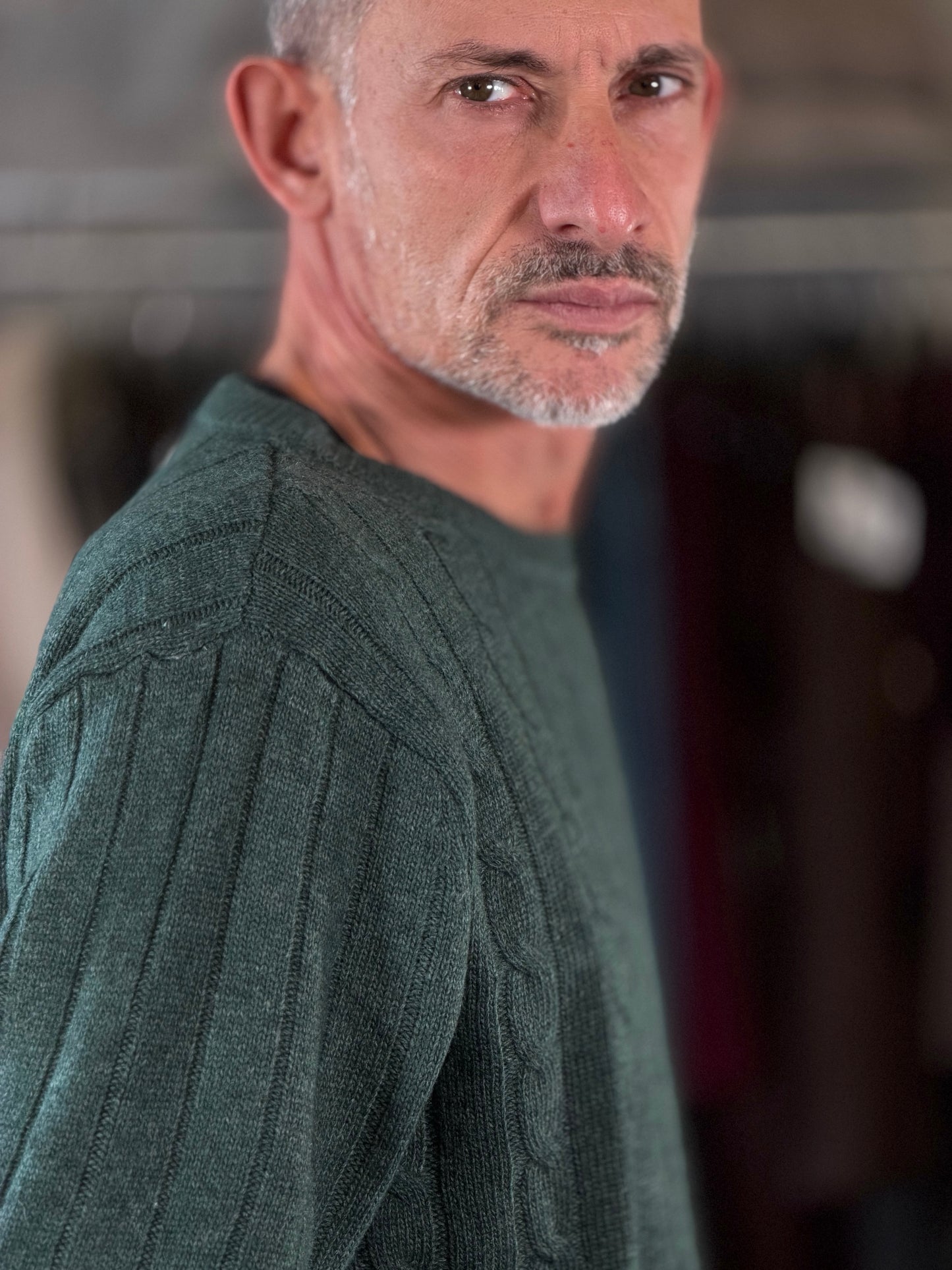 Maglione girocollo verde con trecce 2603