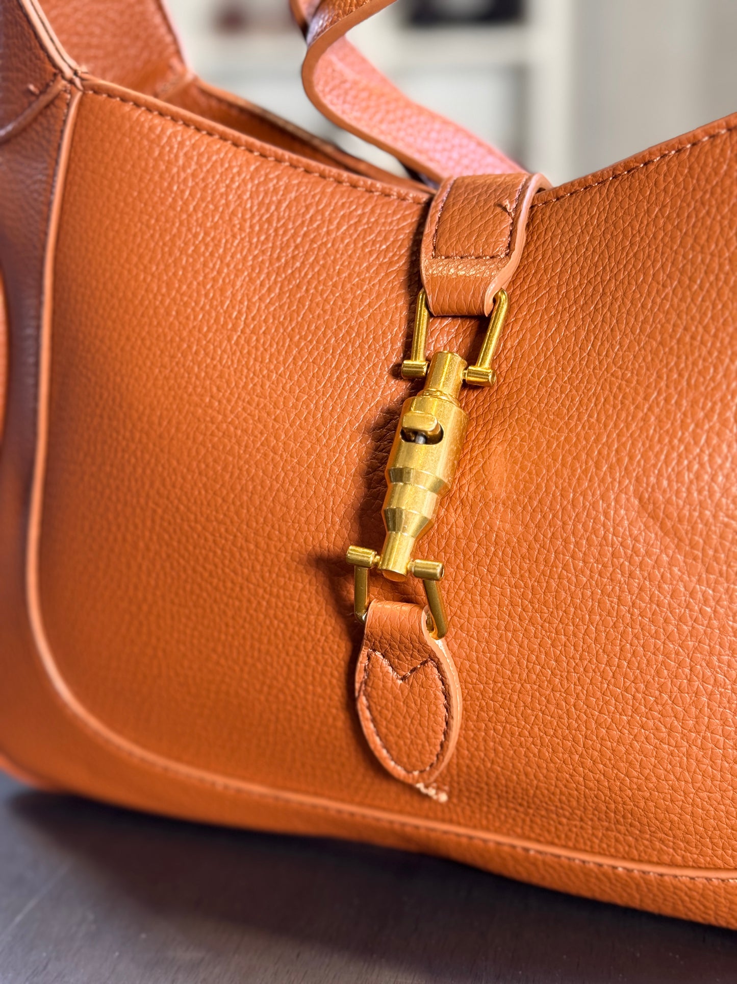 Borsa a spalla cuoio con chiusura a lucchetto tracolla all’interno 2577