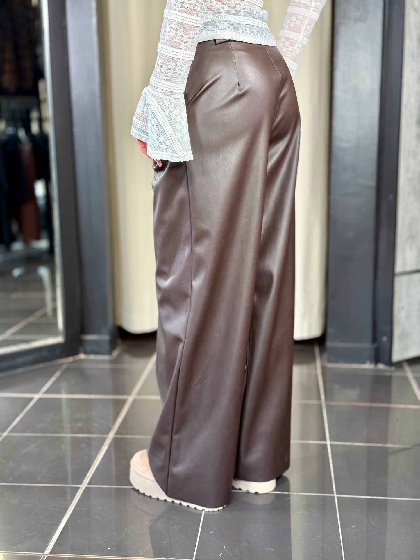 Pantalone in similpelle marrone a palazzo con pinces 2260