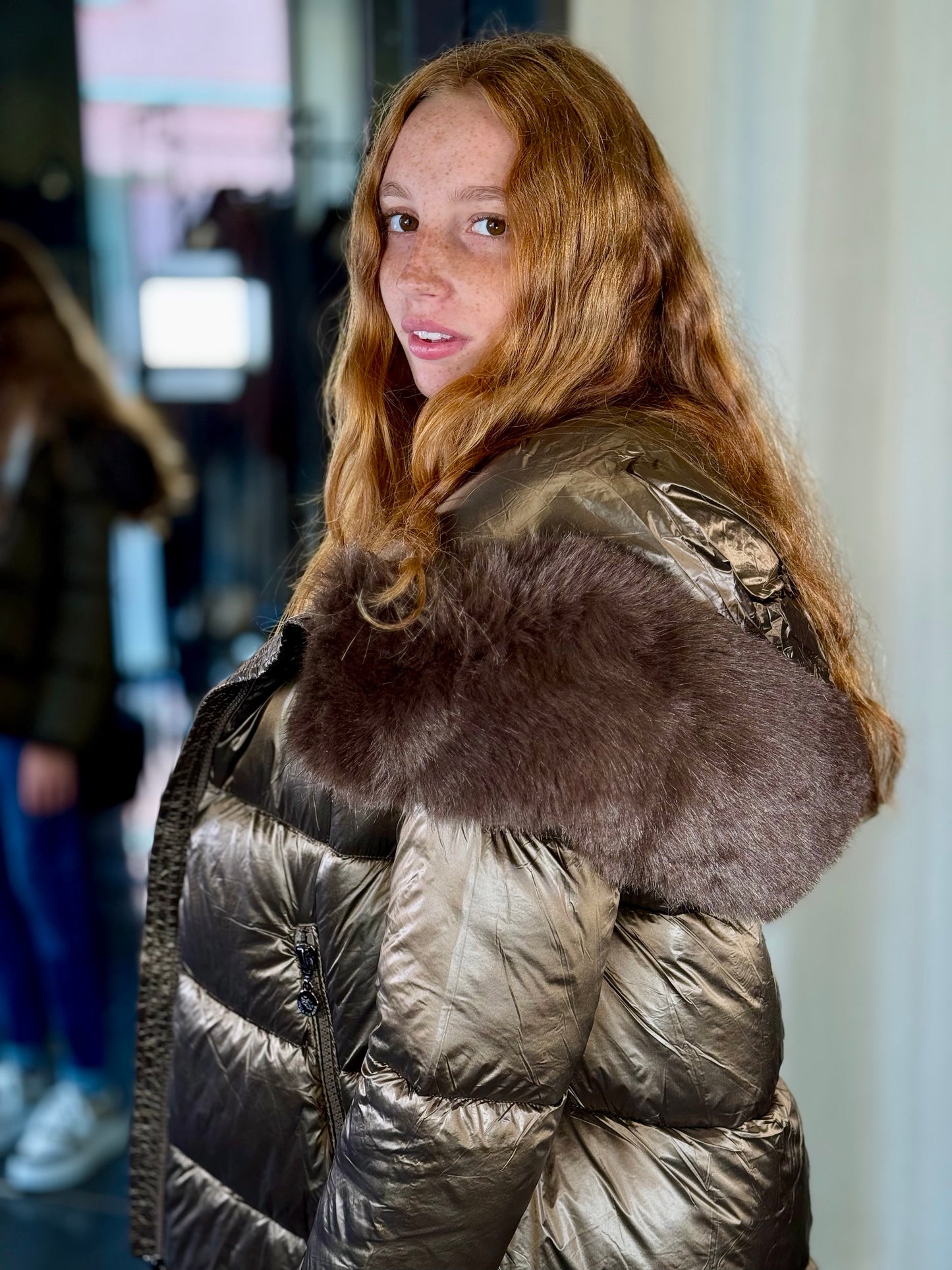 Piumino marrone con cappuccio con ecopelliccia rimovibile 2287