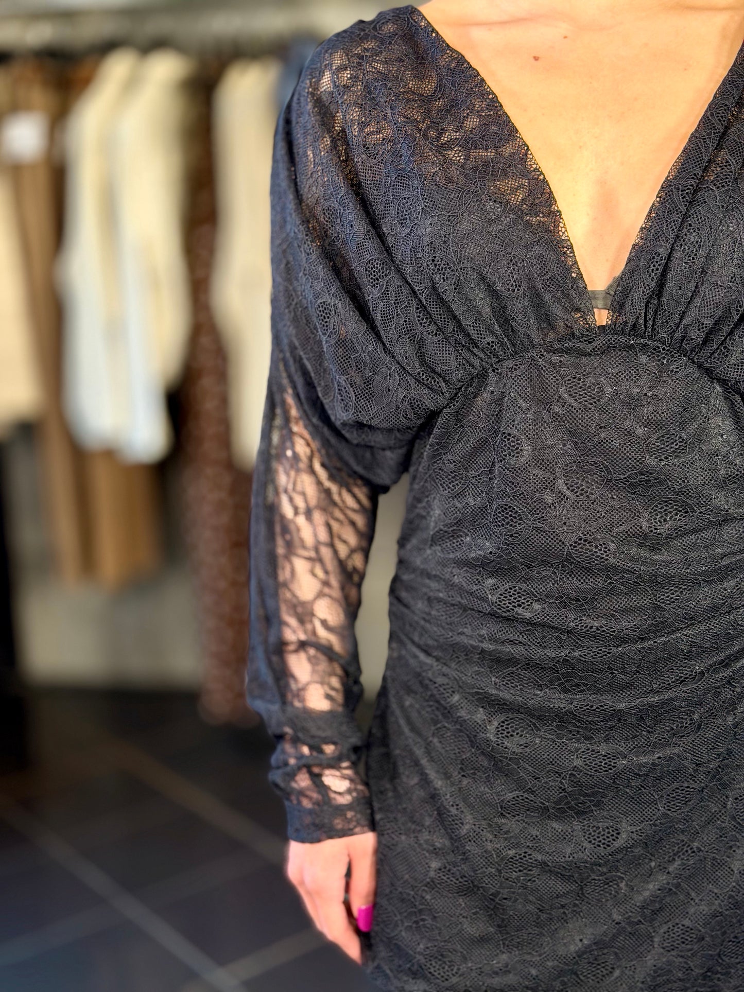 Abito in pizzo nero con scollo a V in taglia unica 2548