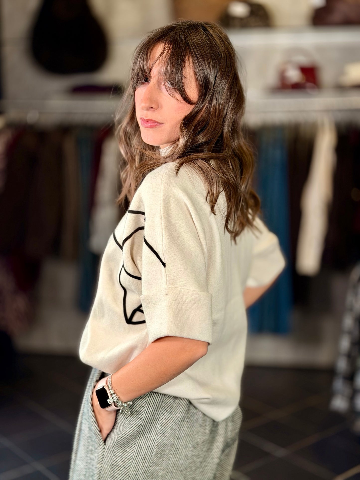 Maglioncino bianco a lupetto e maniche a tre quarti con ricamo nero in taglia unica 2216