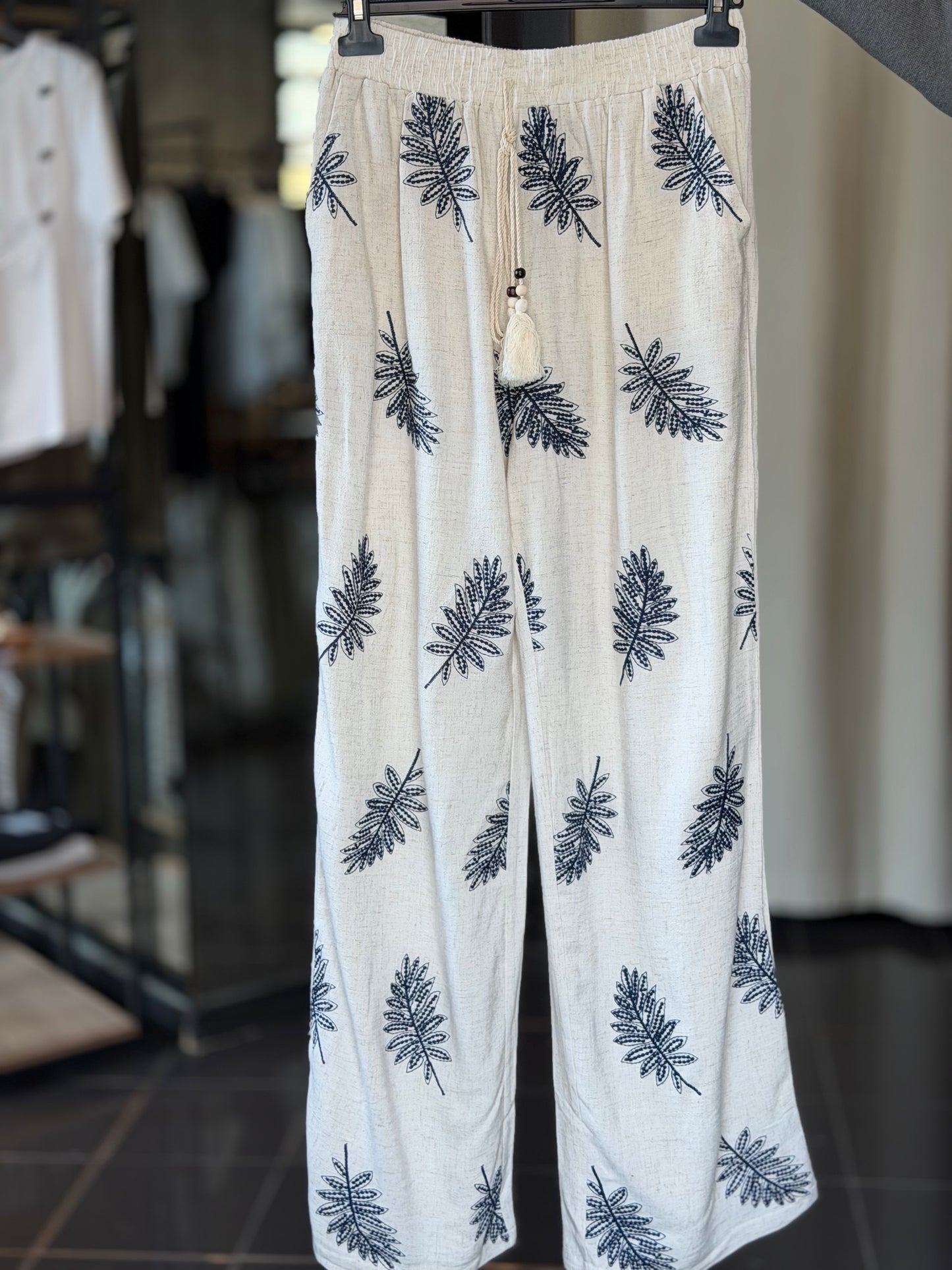 Pantalone a palazzo sabbia con foglie blu e con coulisse in vita in taglia unica 2493