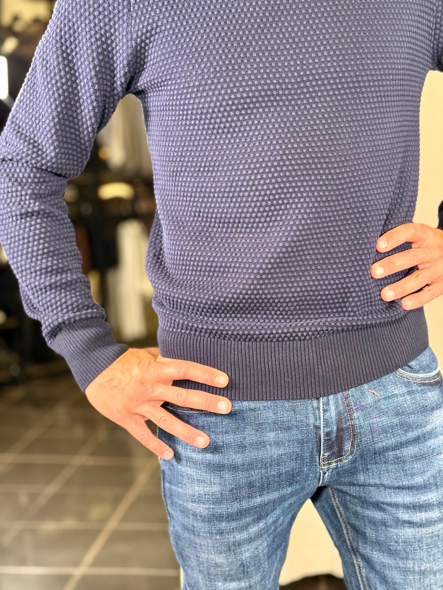 Maglioncino girocollo con pois in tono su tono blu 2353