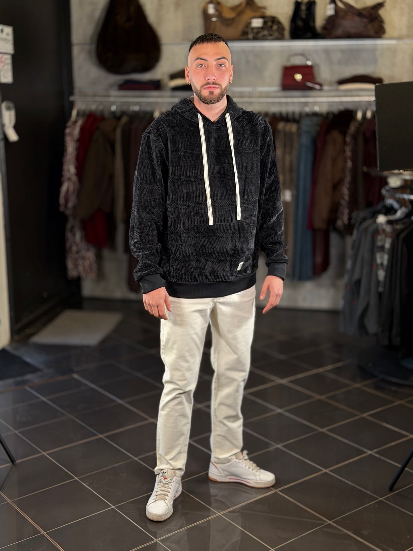 Felpa ciniglia nera con cappuccio 2497