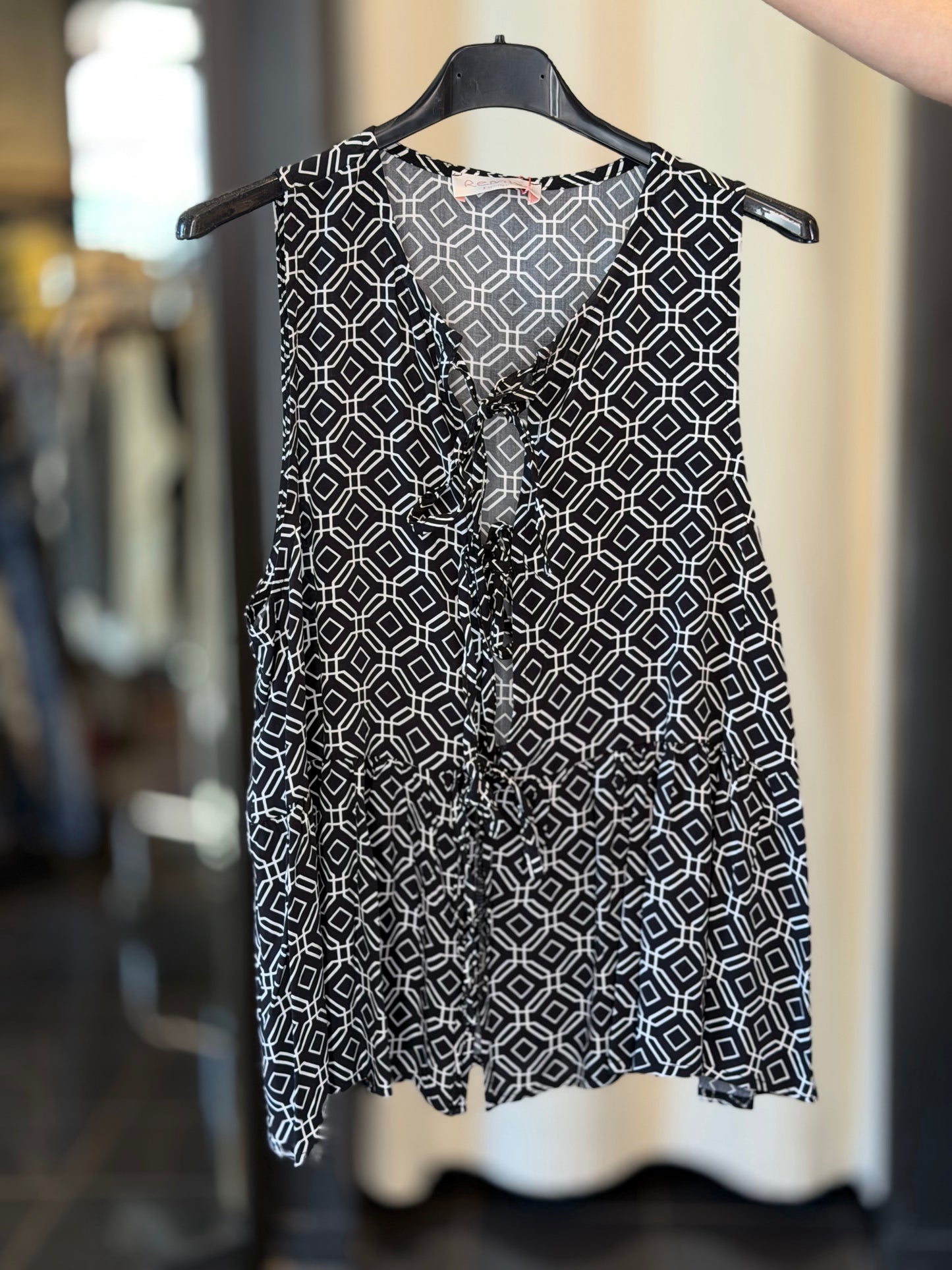 Camicia smanicata in fantasia con laccetti in taglia unica 2882