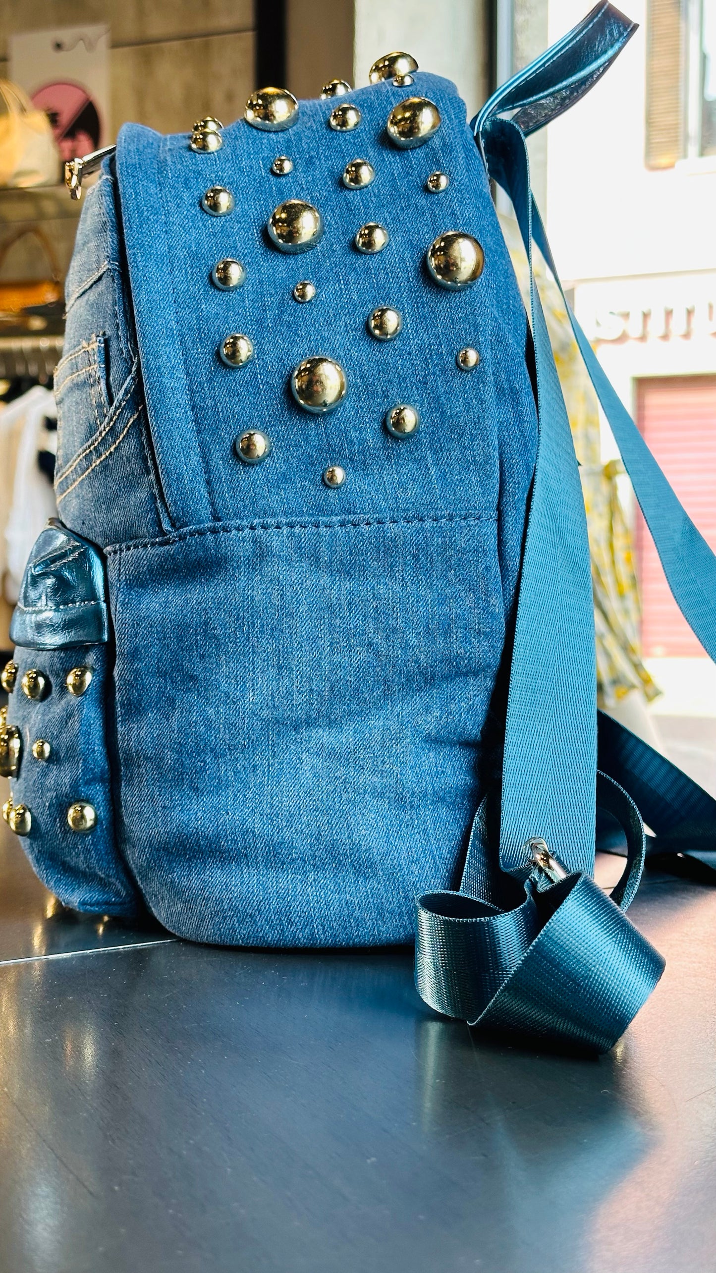 Zaino in jeans con borchie e inserti in similpelle azzurri 480