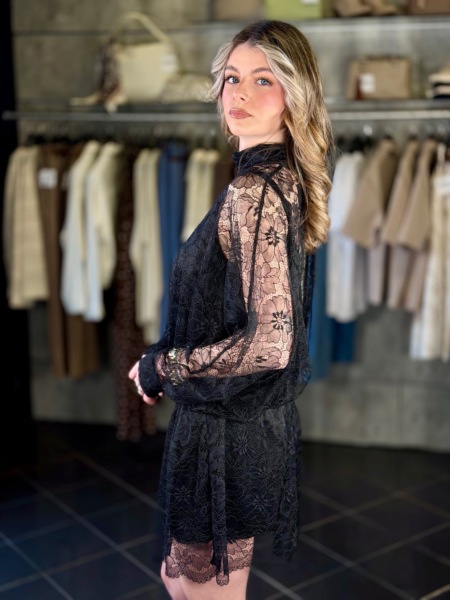Abito in pizzo con sottoveste a pantaloncino in taglia unica 2038