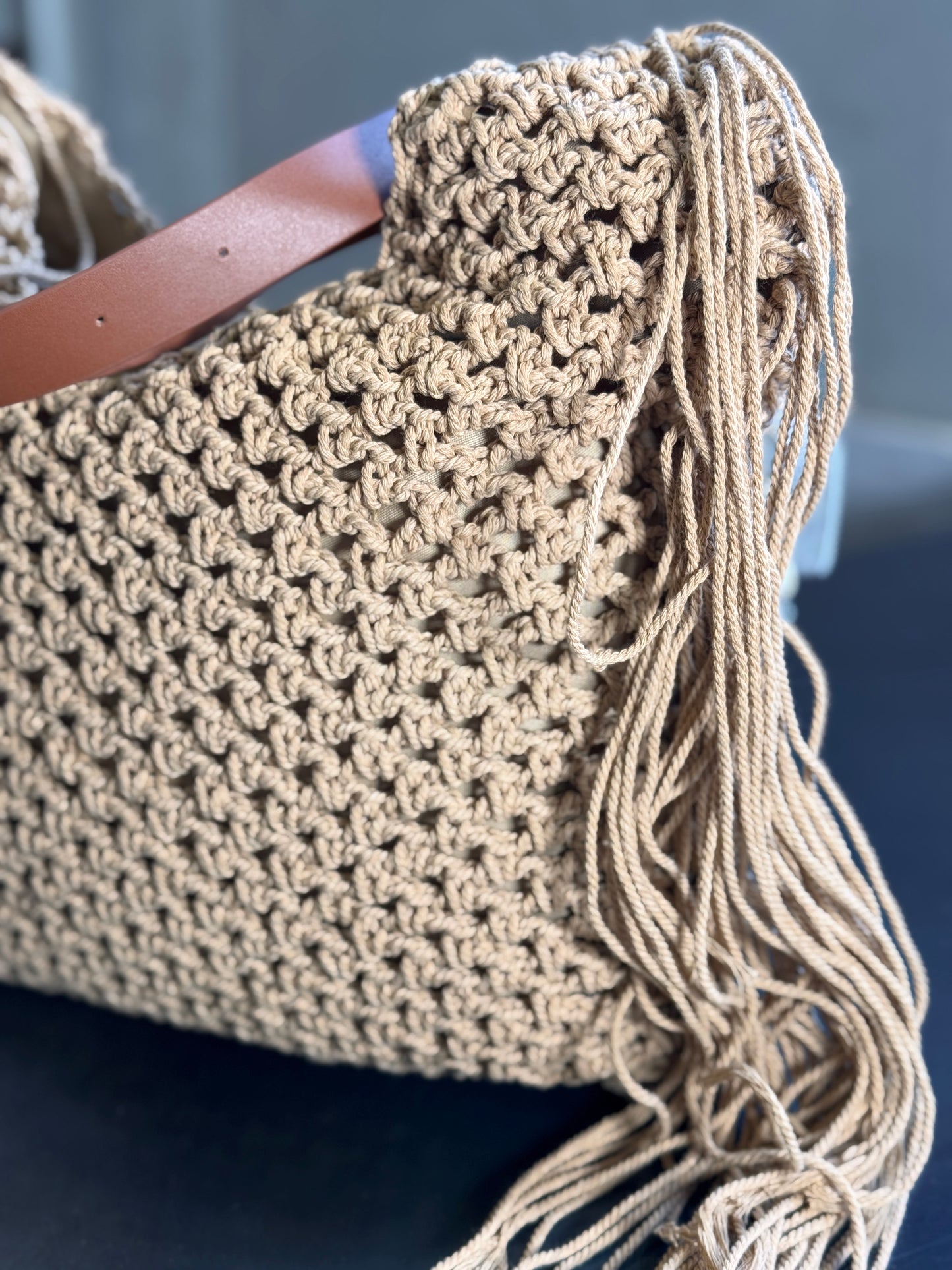 Borsa a spalla in rafia con frange beige 2582