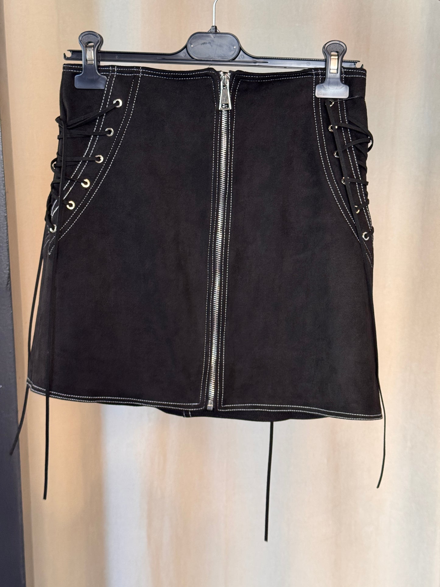 Gonna in suede nera con cintura 2639