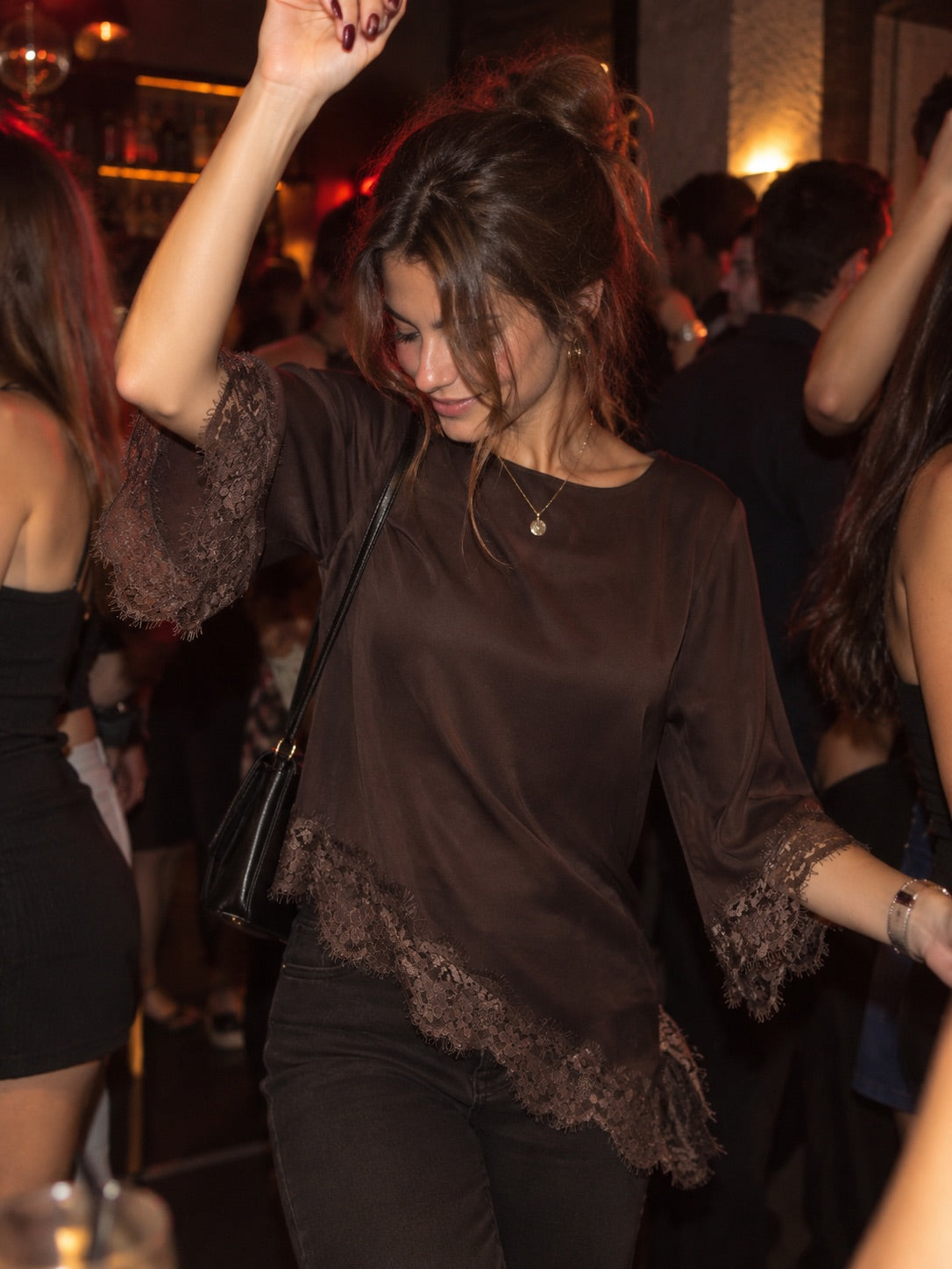 Blusa satinata marrone asimmetrica con pizzo in taglia unica