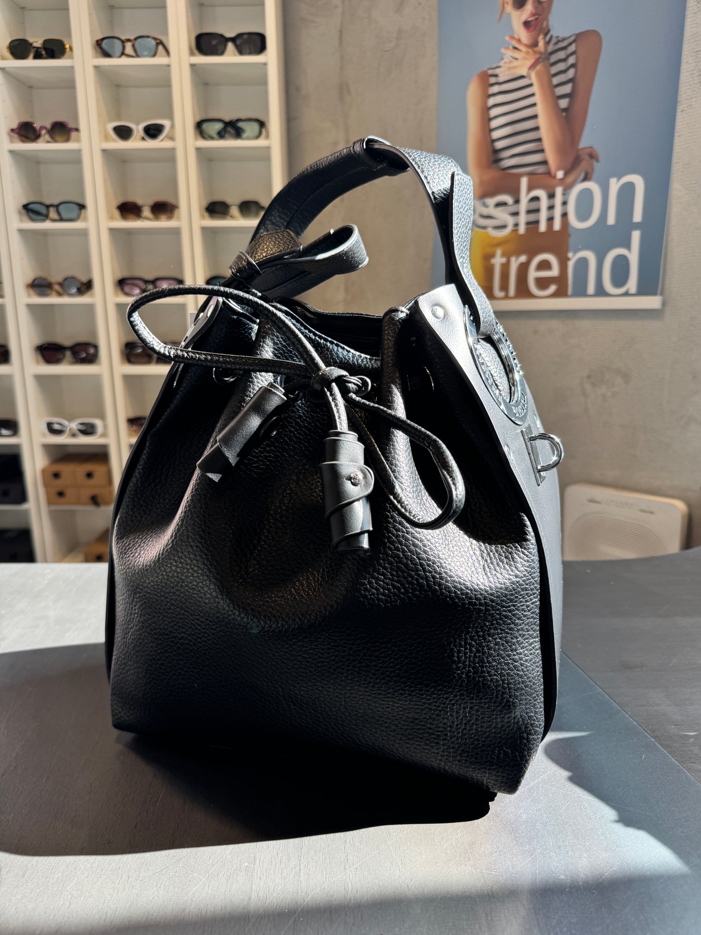 Borsa a secchiello nero con tracolla all’interno 2073
