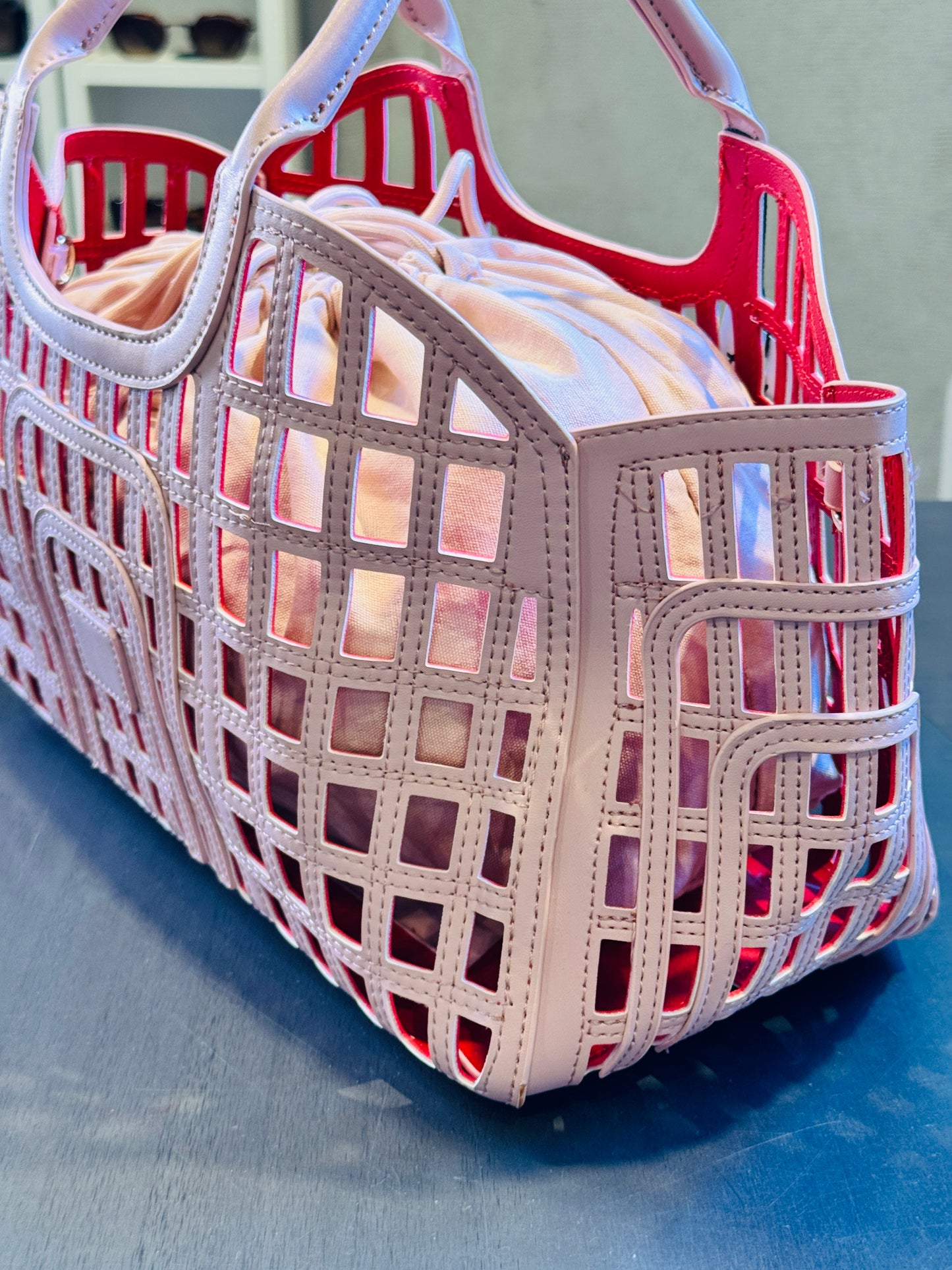 Borsa traforata rosa con sacca all’interno 2204