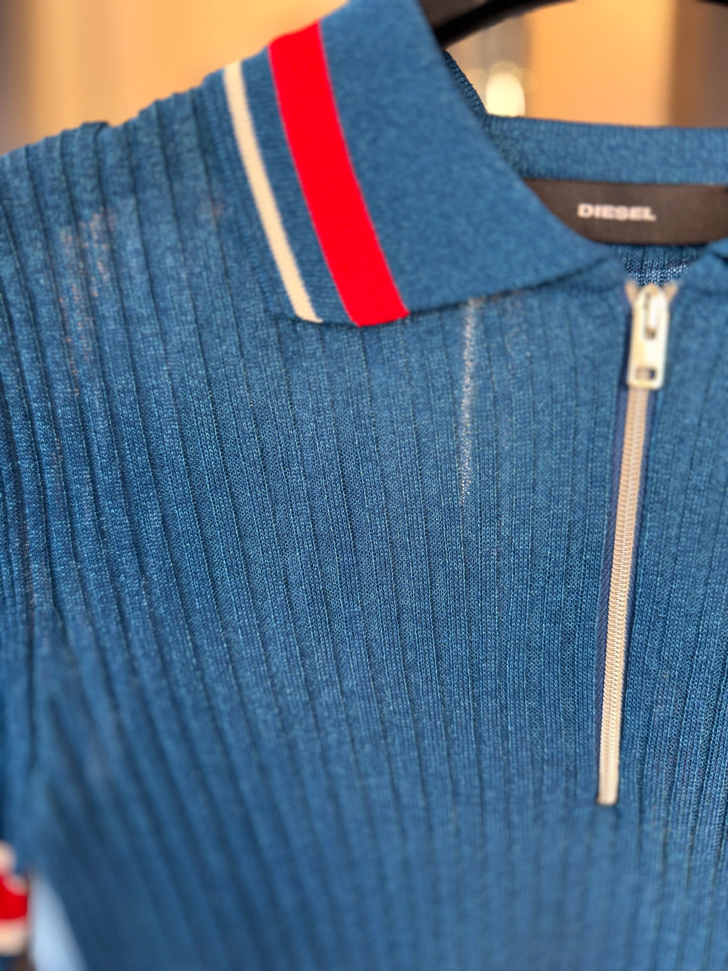 Polo azzurra con profili rossi 2650