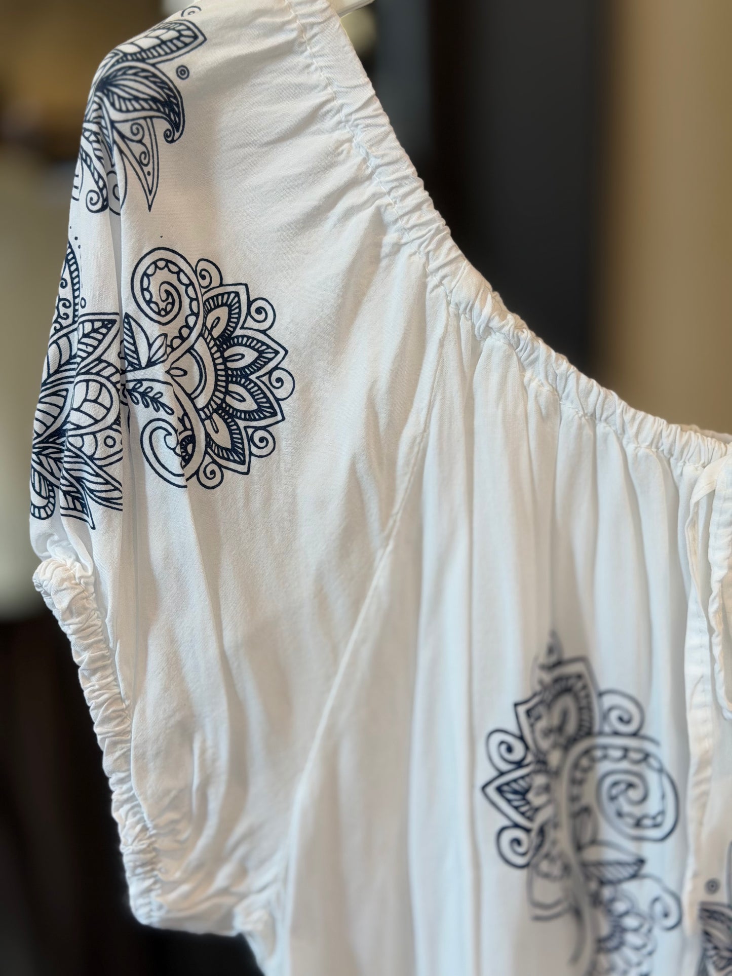 Blusa bianca con fantasia blu e scollo a barca in taglia unica 2812