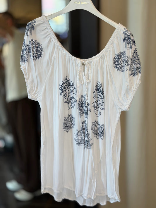 Blusa bianca con fantasia blu e scollo a barca in taglia unica 2812